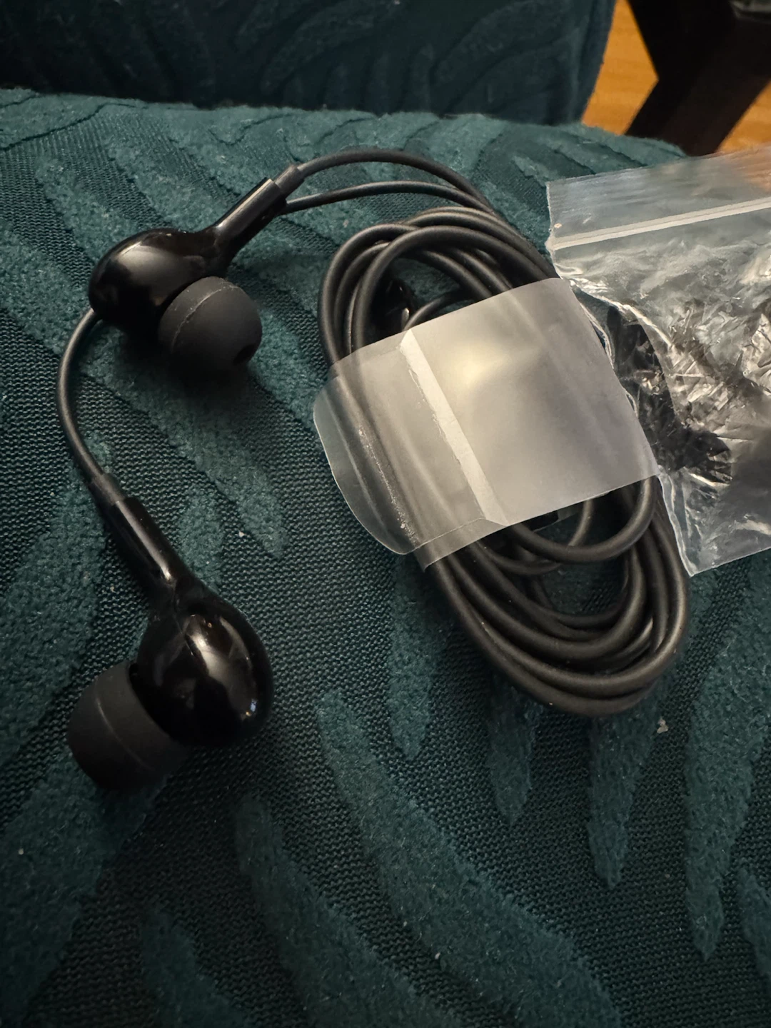 Black In-Ear Earbuds with Extra Ear Tips - photo 3