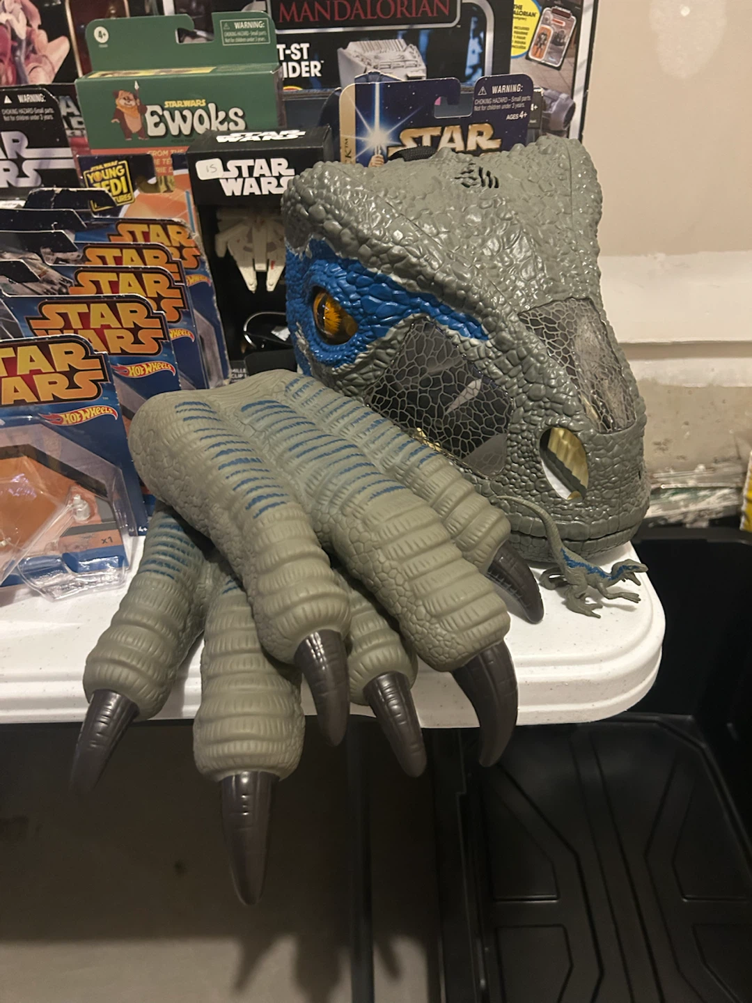 Jurassic World Blue Dinosaur Mask & Claw Set