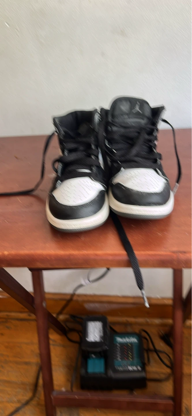 Kids Air Jordan 1 Mid Black/White – Size 13.5C – Great Condition