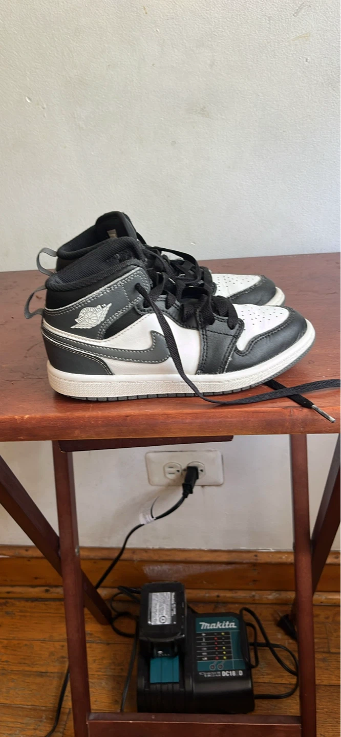 Kids Air Jordan 1 Mid Black/White – Size 13.5C – Great Condition - photo 2