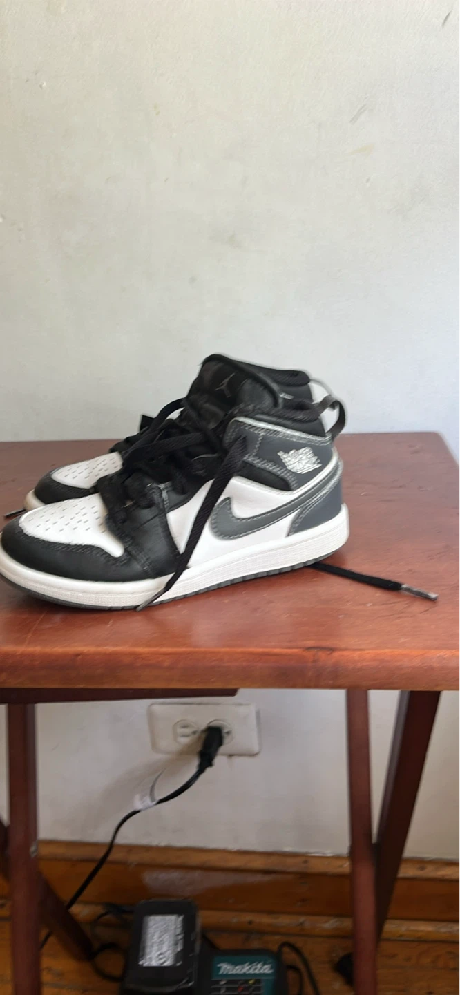 Kids Air Jordan 1 Mid Black/White – Size 13.5C – Great Condition - photo 4
