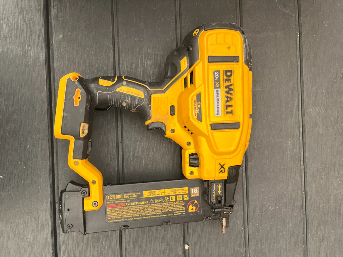 DEWALT 20V XR Brushless 18 Gauge Brad Nailer DCN680 - photo 2