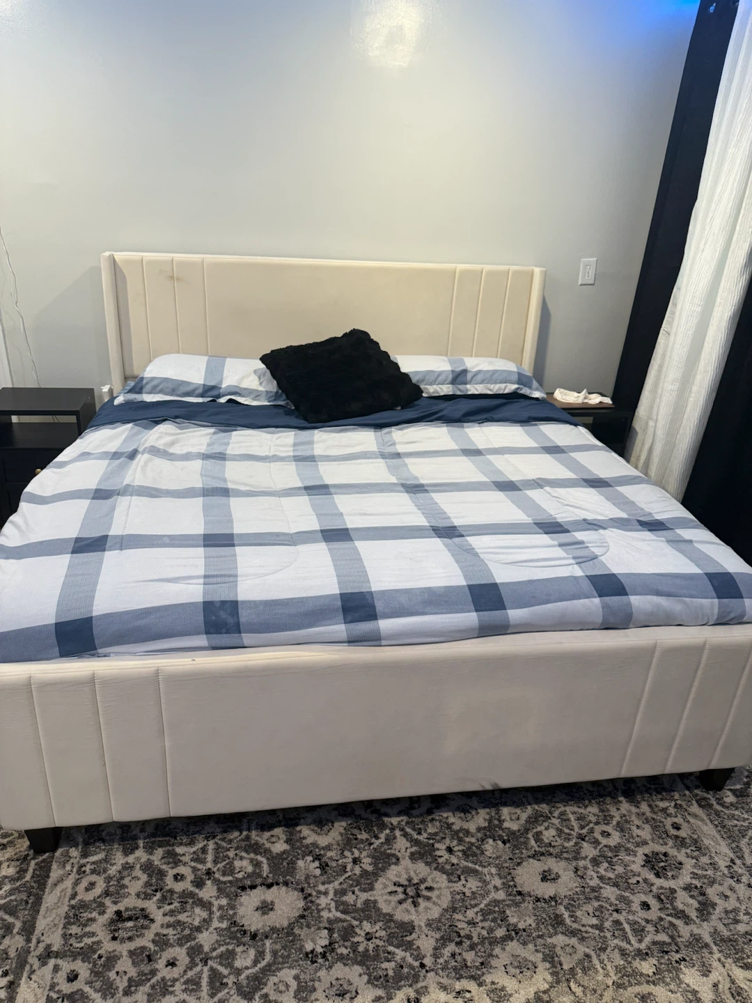 Upholstered Platform Bed - King Size - pick up by July 25 - photo 2