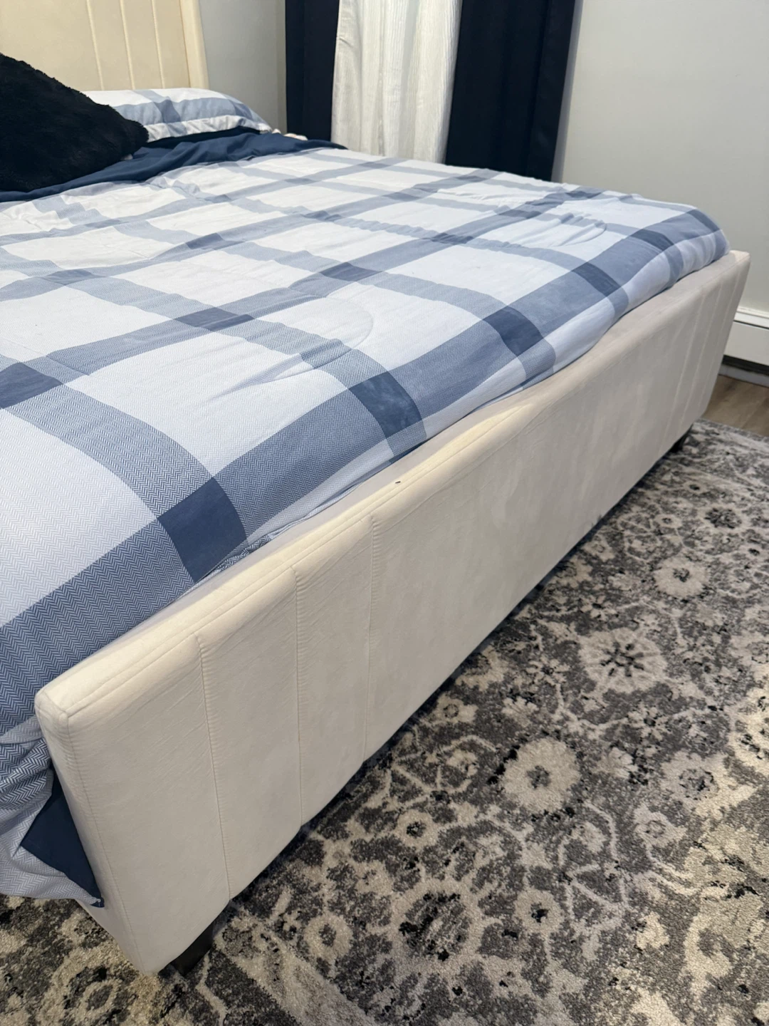 Upholstered Platform Bed - King Size - pick up by July 25 - photo 3