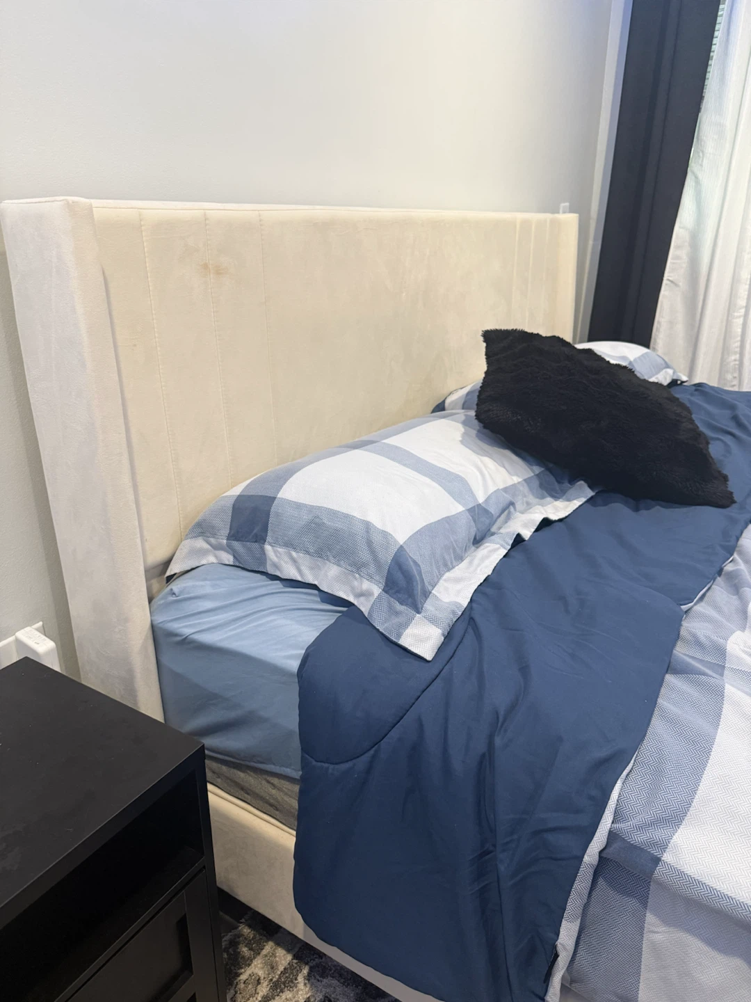 Upholstered Platform Bed - King Size - pick up by July 25 - photo 4