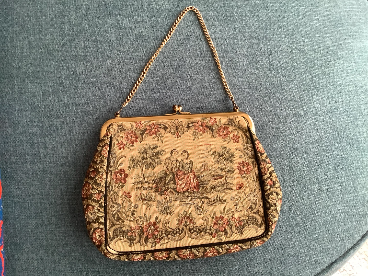 Vintage Floral Tapestry Handbag 🐞