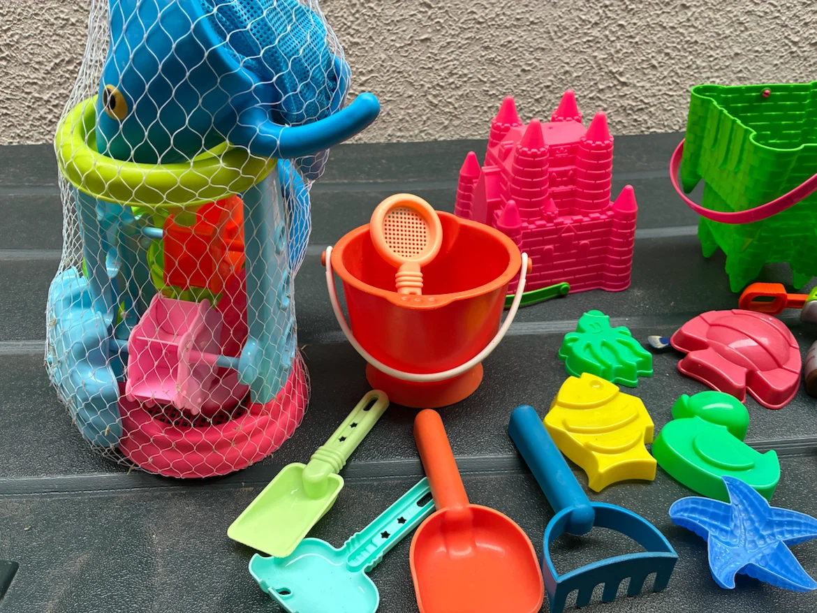 $7 Kids beach toys lot bucket Children Sand Donlands O'Connor - photo 2