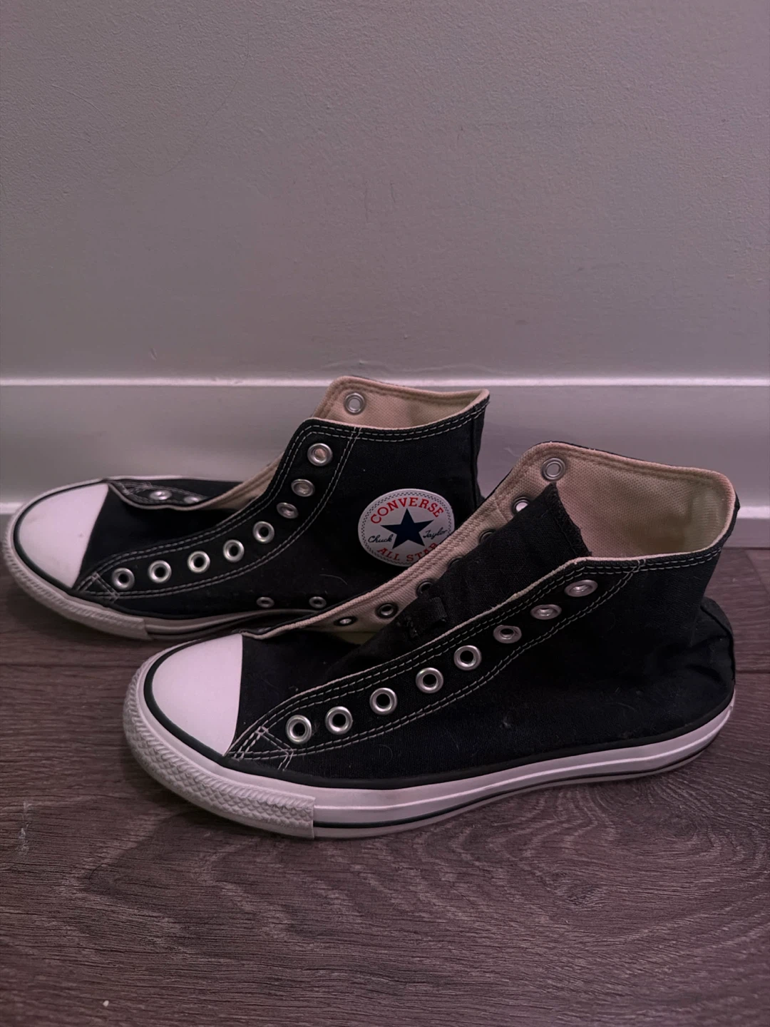 *barely worn!* Converse High Top Sneakers