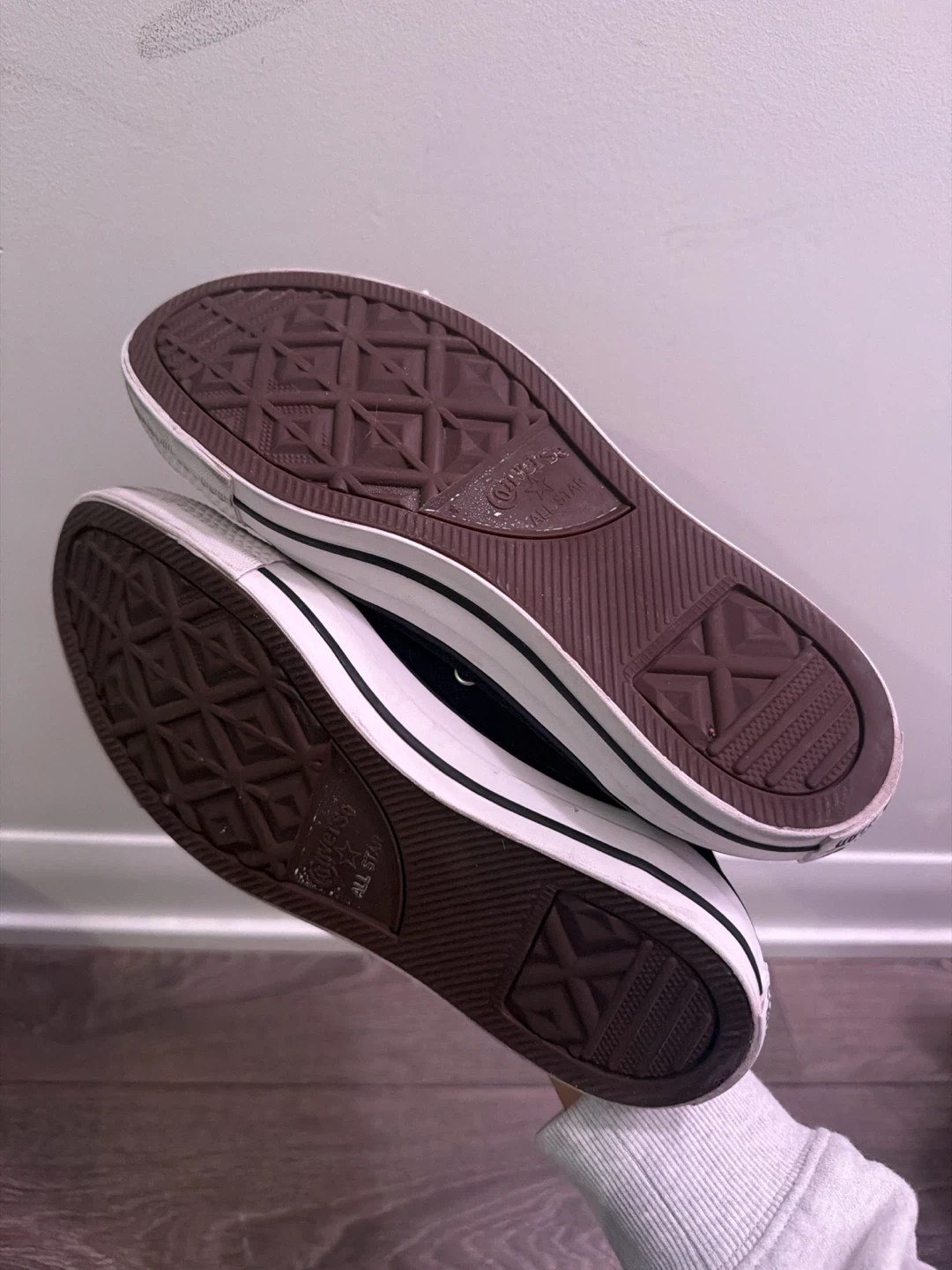 *barely worn!* Converse High Top Sneakers - photo 2