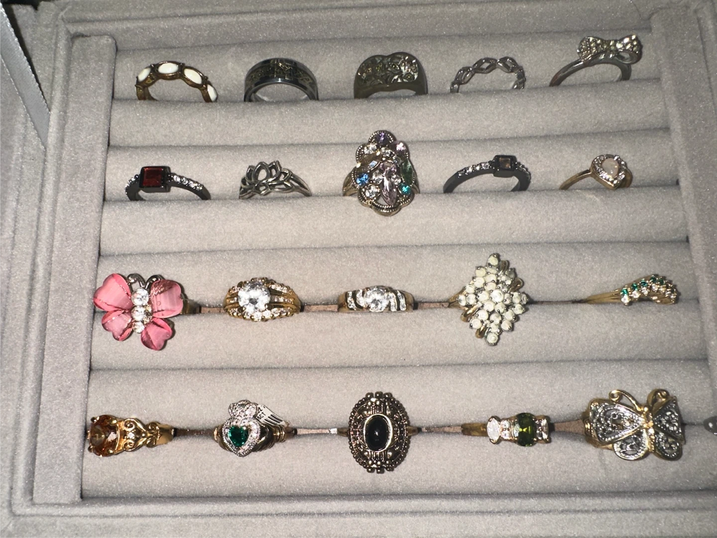 ‘Lot’ of Costume Jewelry - Rings - photo 3