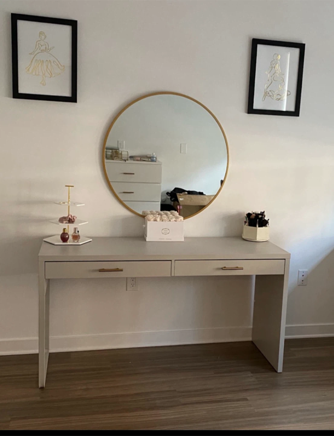 Round Mirror in Gold Frame