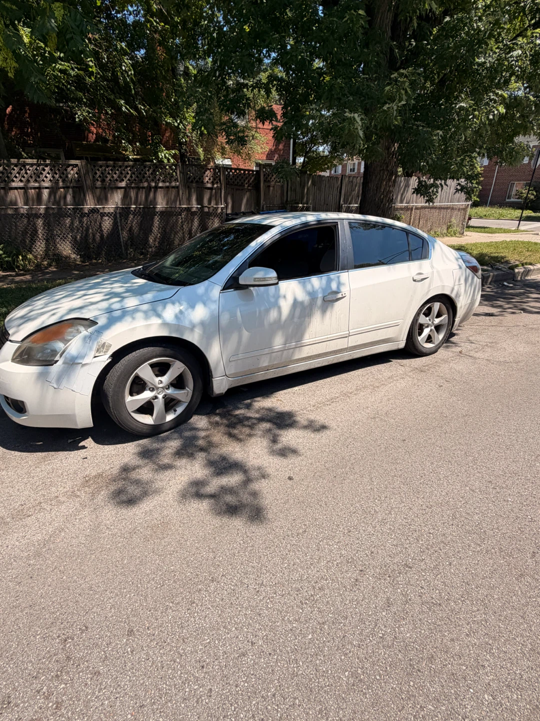 White Nissan Altima - photo 3