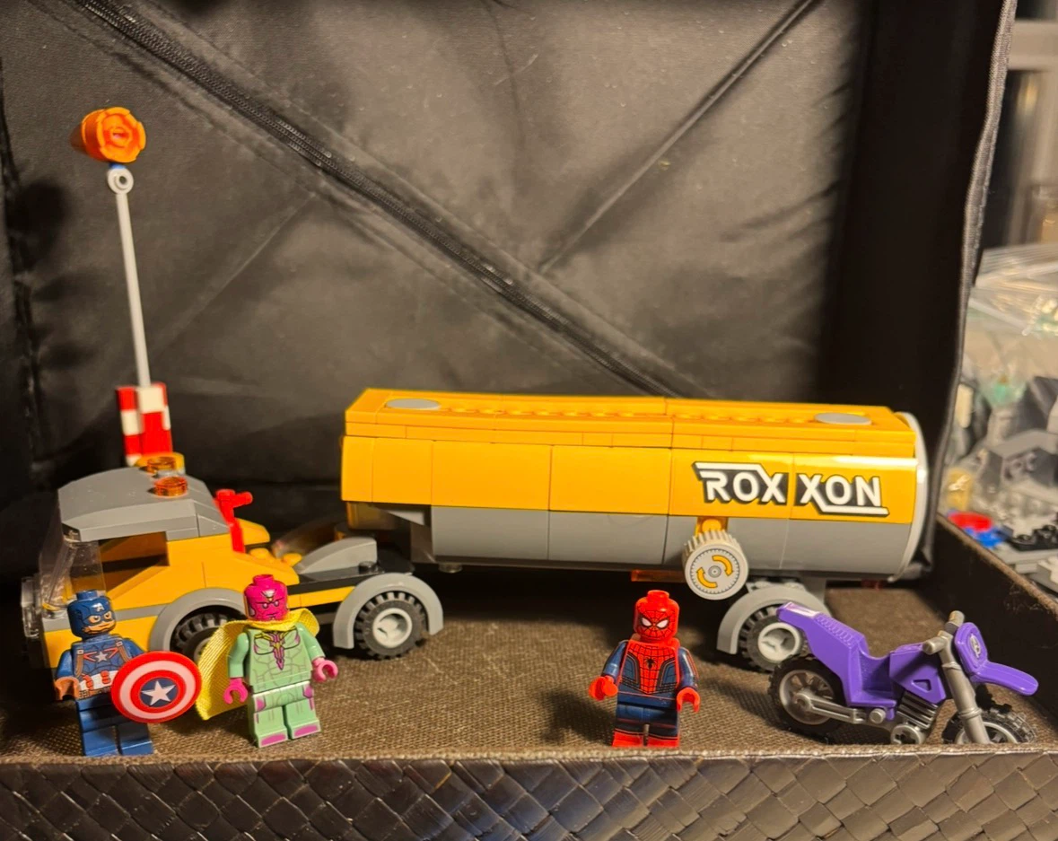 LEGO - Tanker Truck Takedown #76067 - 95% complete