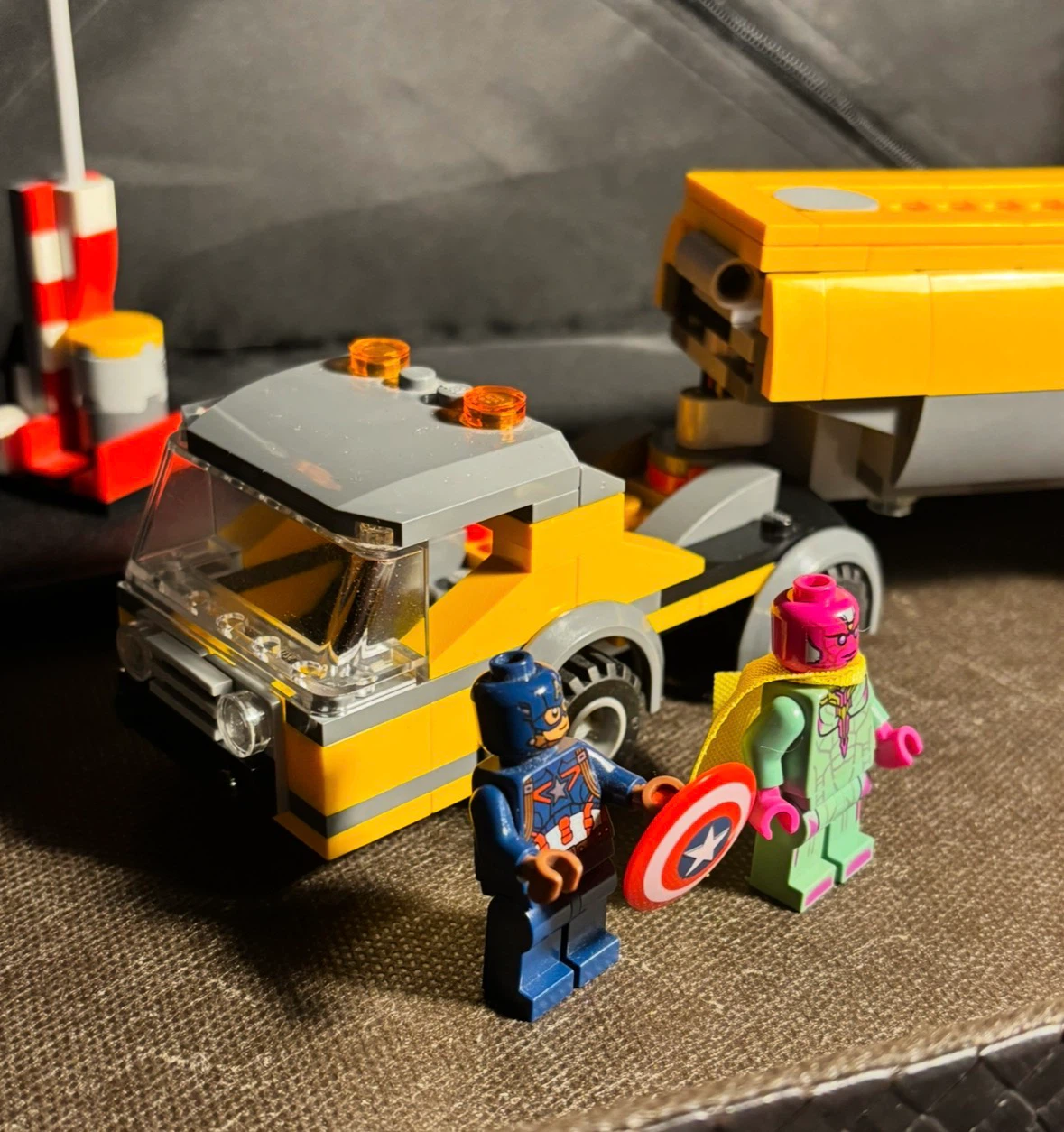 LEGO - Tanker Truck Takedown #76067 - 95% complete - photo 2