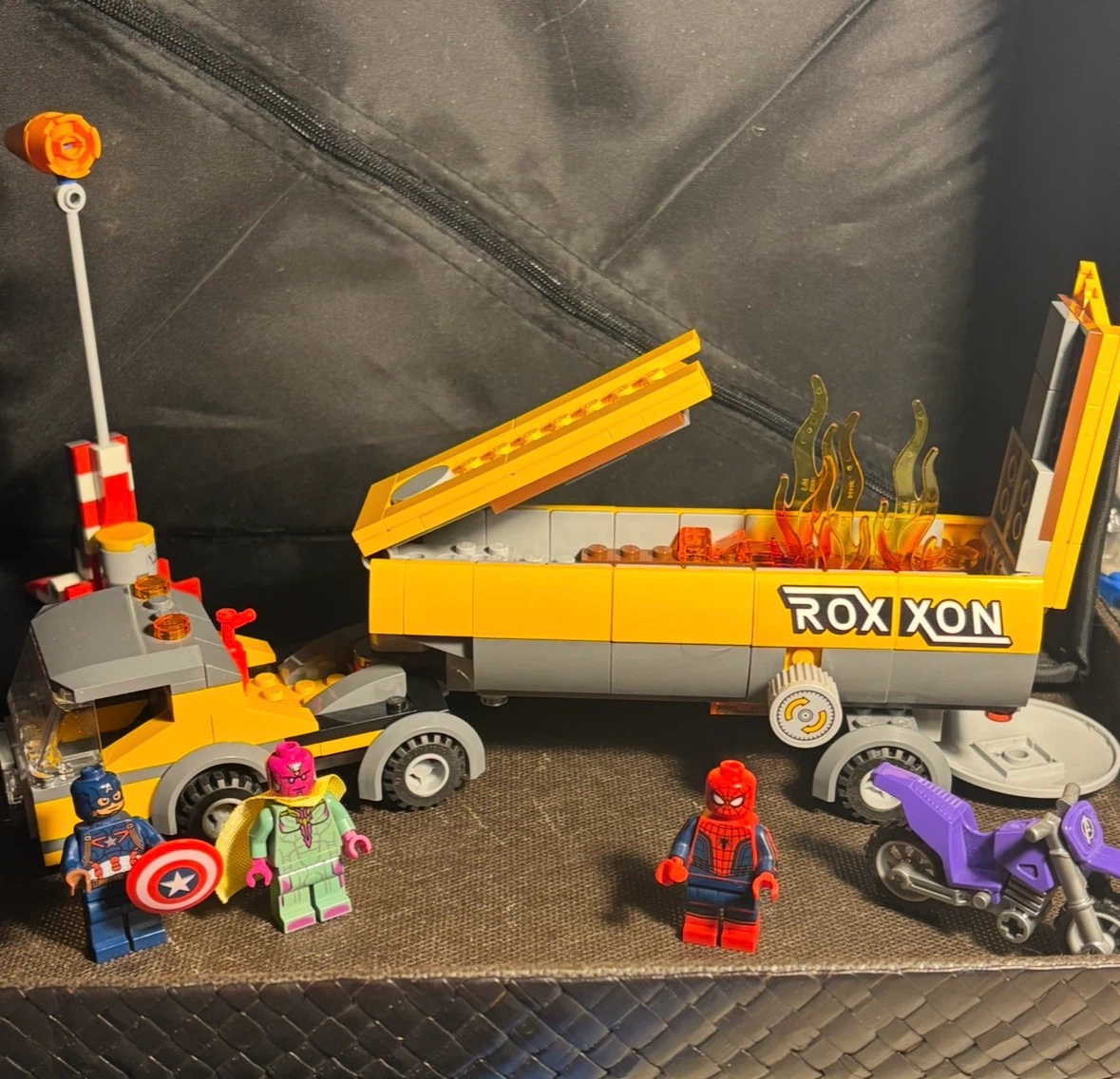 LEGO - Tanker Truck Takedown #76067 - 95% complete - photo 4