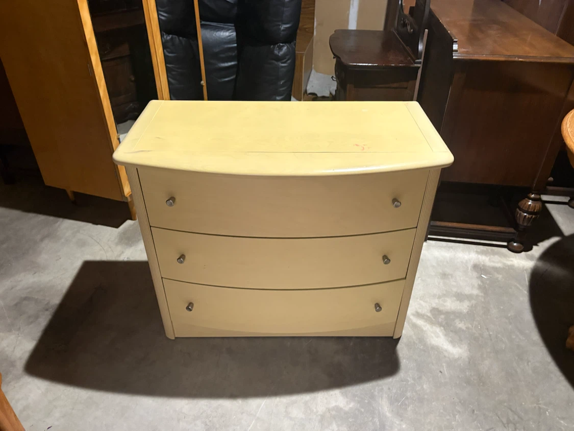 Fred delivery used 3-Drawer Dresser