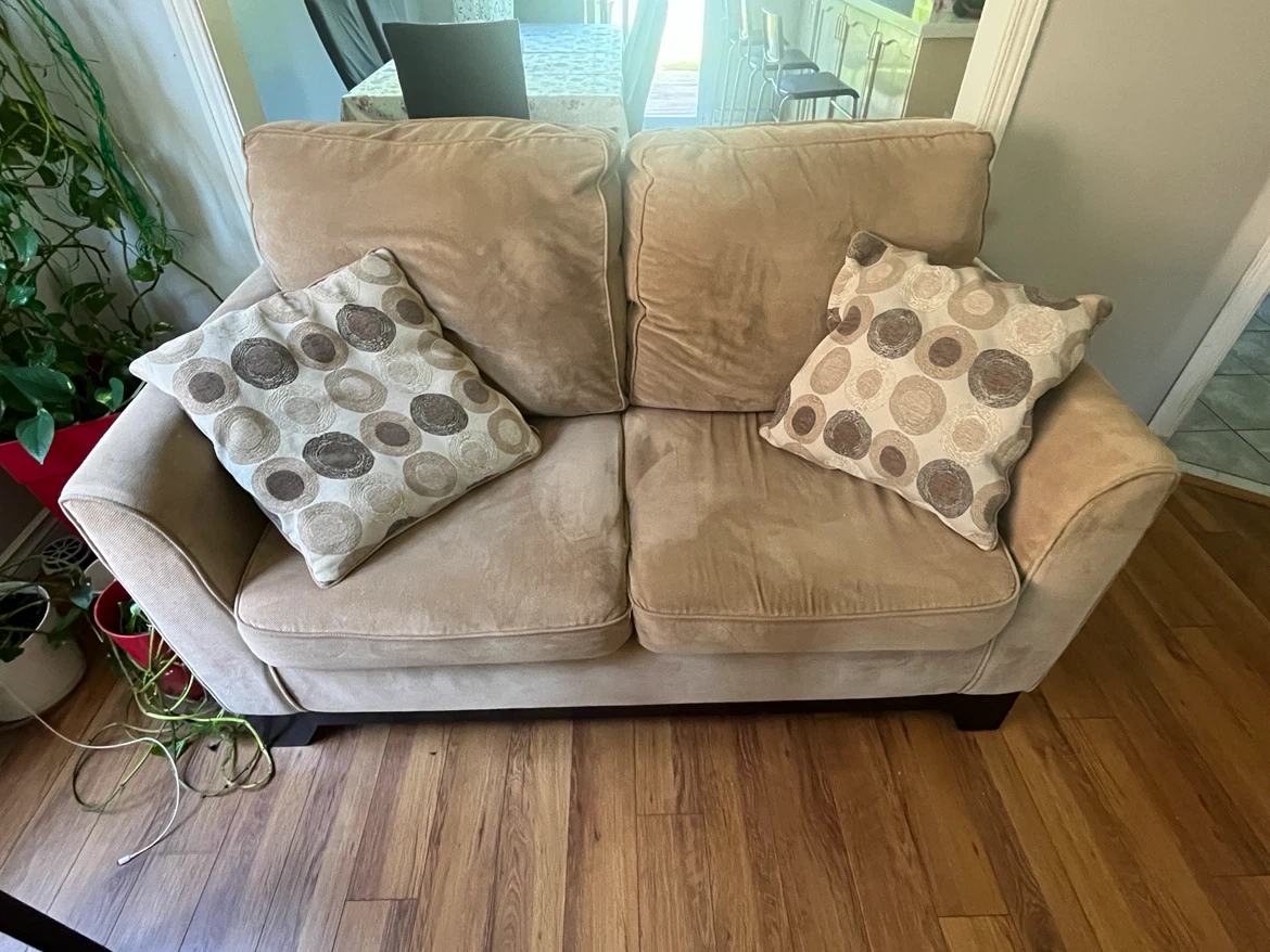 Sofa and Loveseat Set MADE IN CANADA. //MOVING SALE // - photo 3