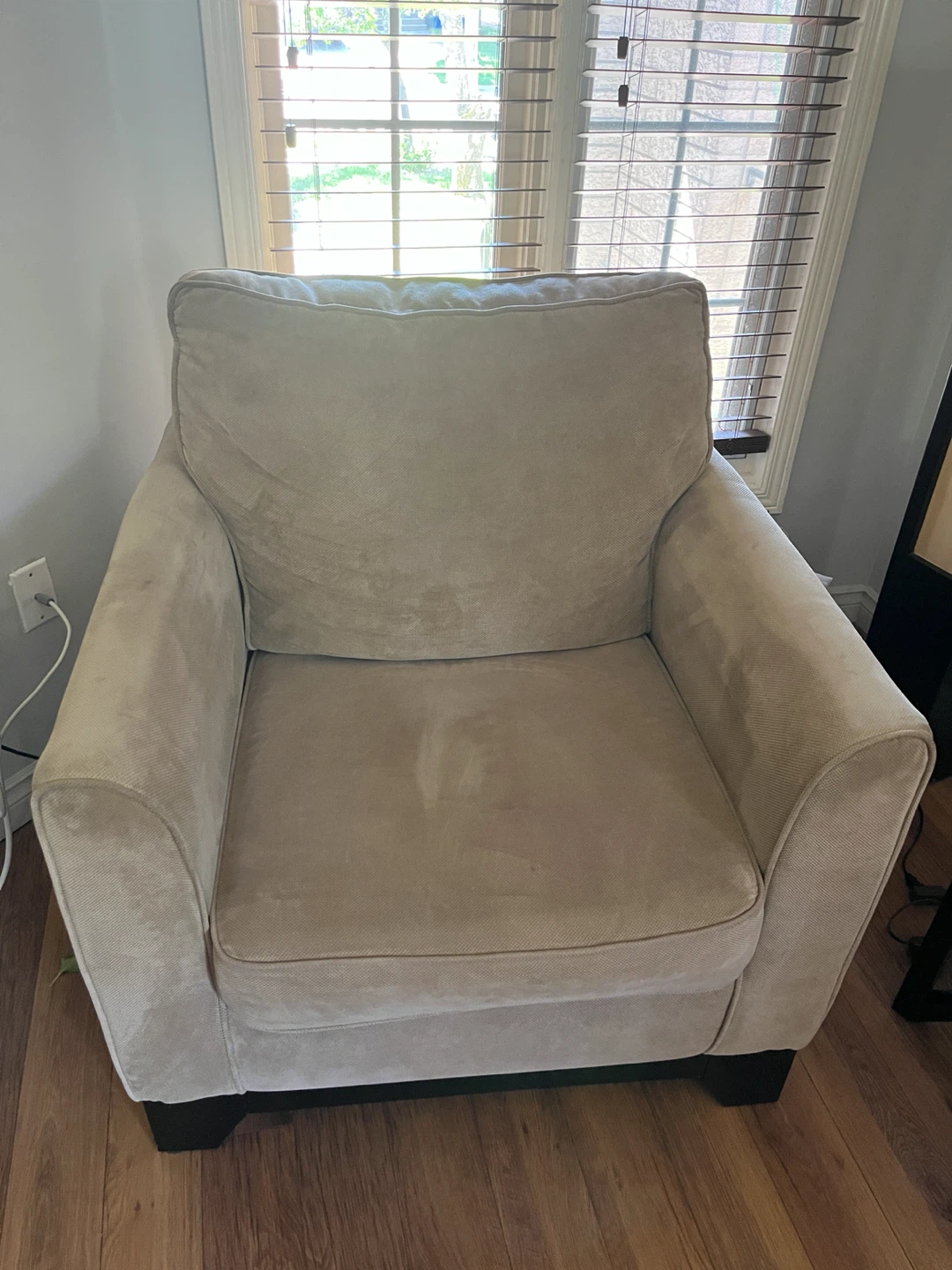 Sofa and Loveseat Set MADE IN CANADA. //MOVING SALE // - photo 4