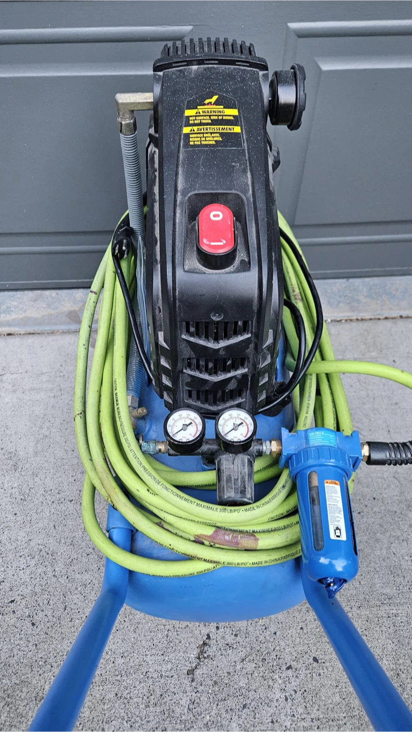 8 Gallon Mastercraft Air Compressor - photo 2