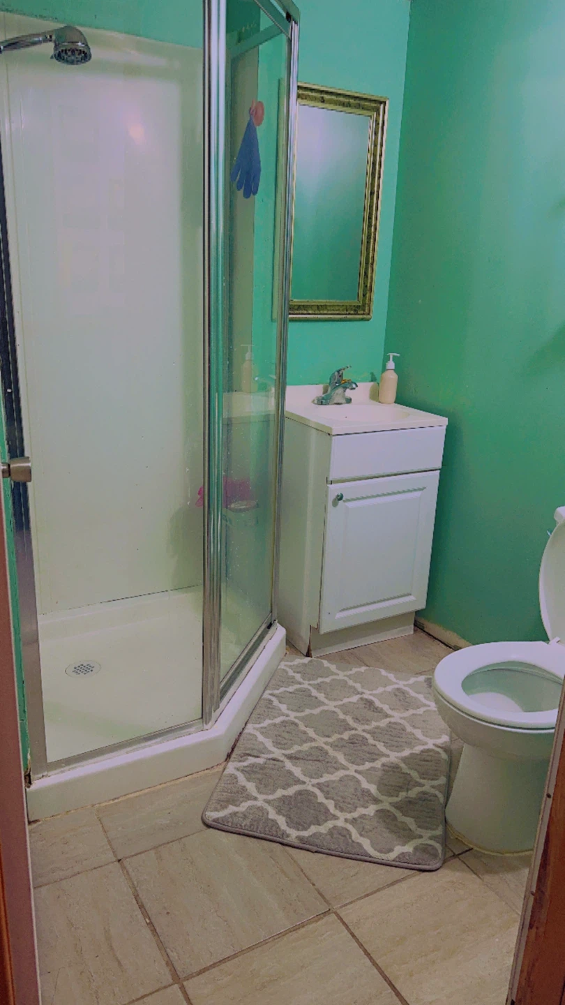 Looking for a roommate to share the room (only females ) - photo 3