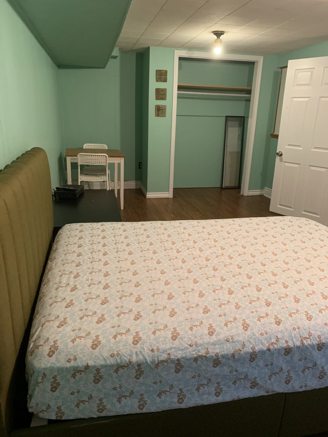 Looking for a roommate to share the room (only females ) - photo 2