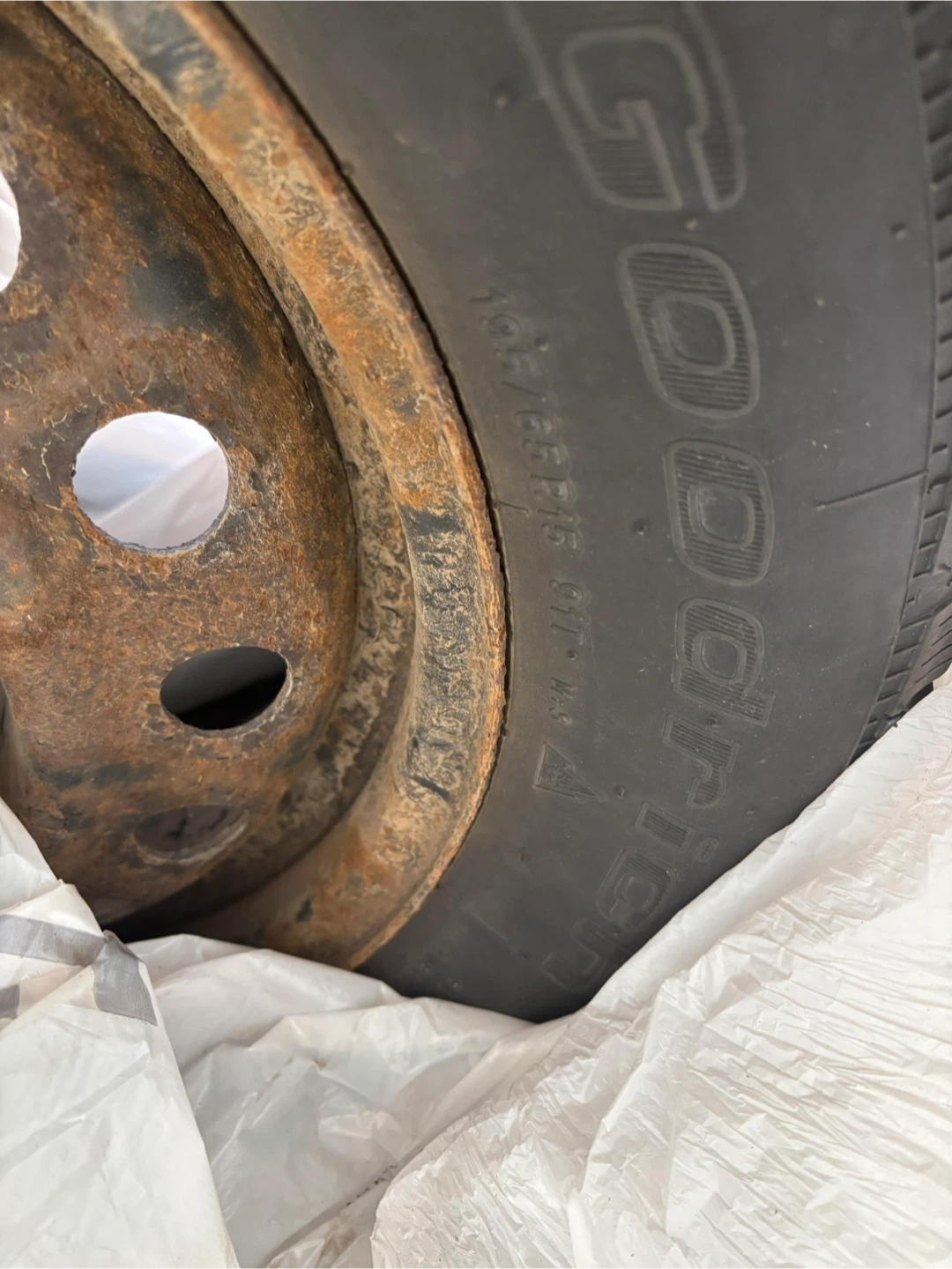 Winter Tire  195/65R15 with rim - photo 2