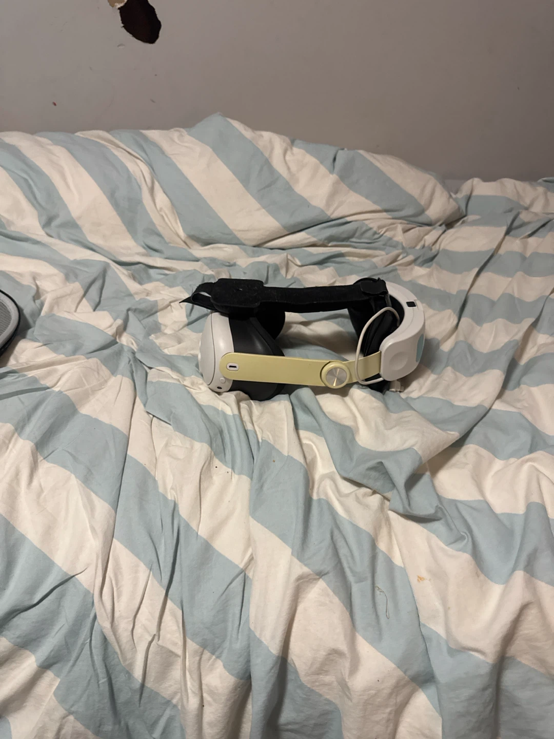 Meta Quest 2 VR Headset - photo 4