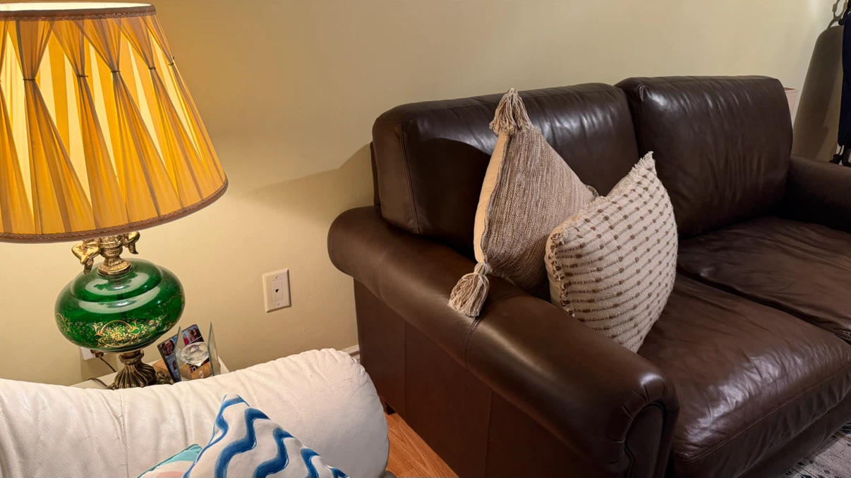 Brown Leather comfy Couch/Sofa/2 seater/Loveseat - photo 3
