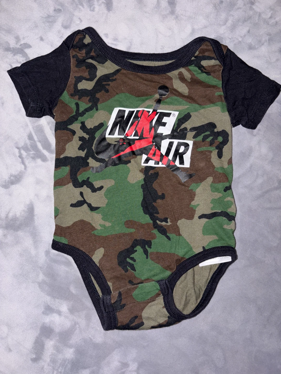 Bodysuit pour bébé Jordan x Nike camouflage 9 mois