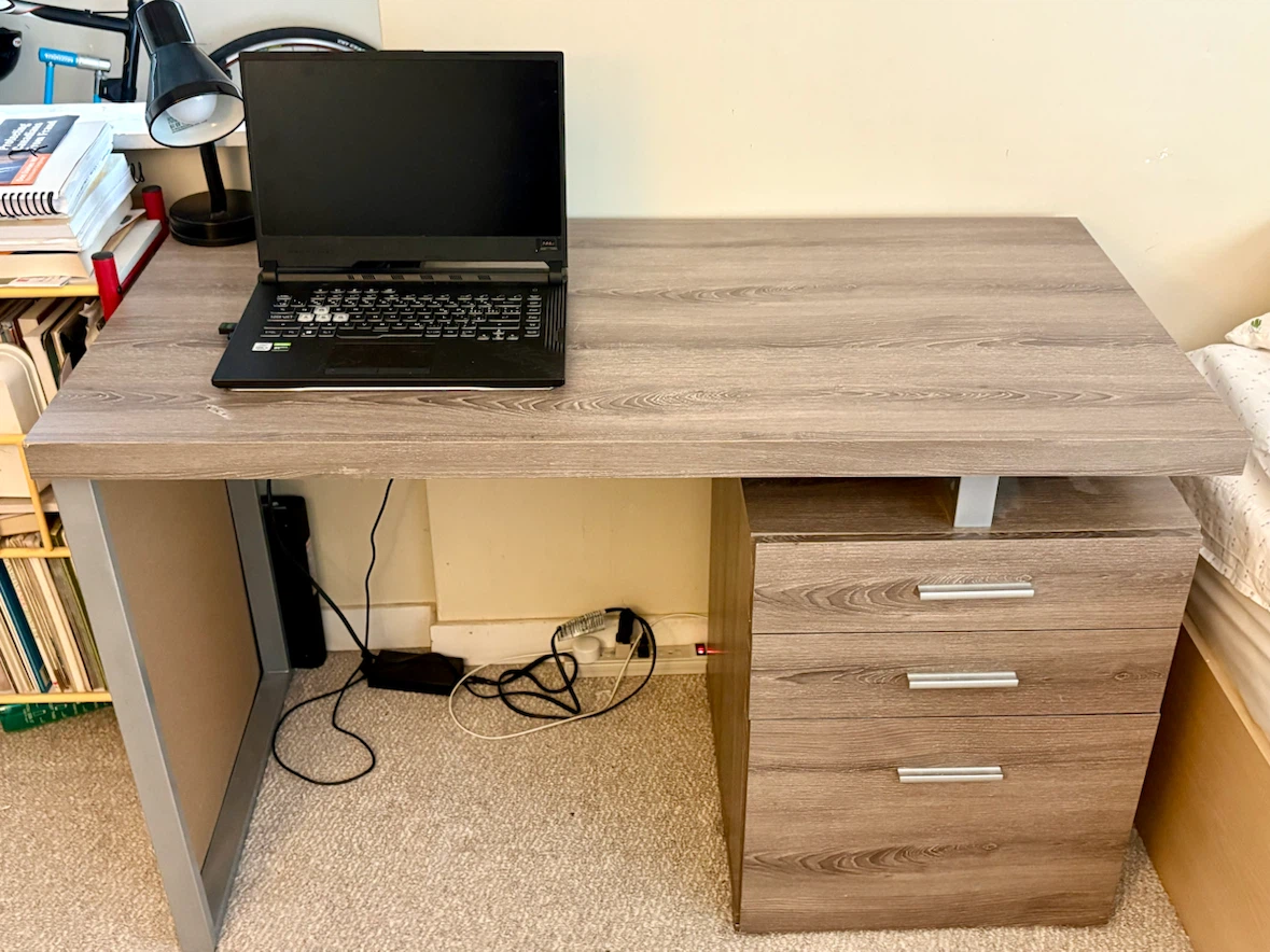Desk - photo 2