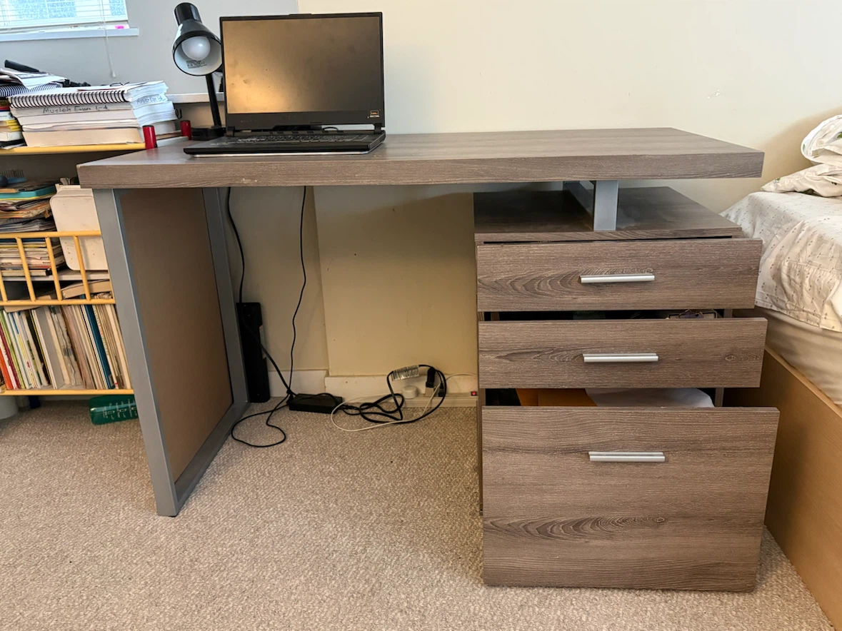 Desk - photo 3