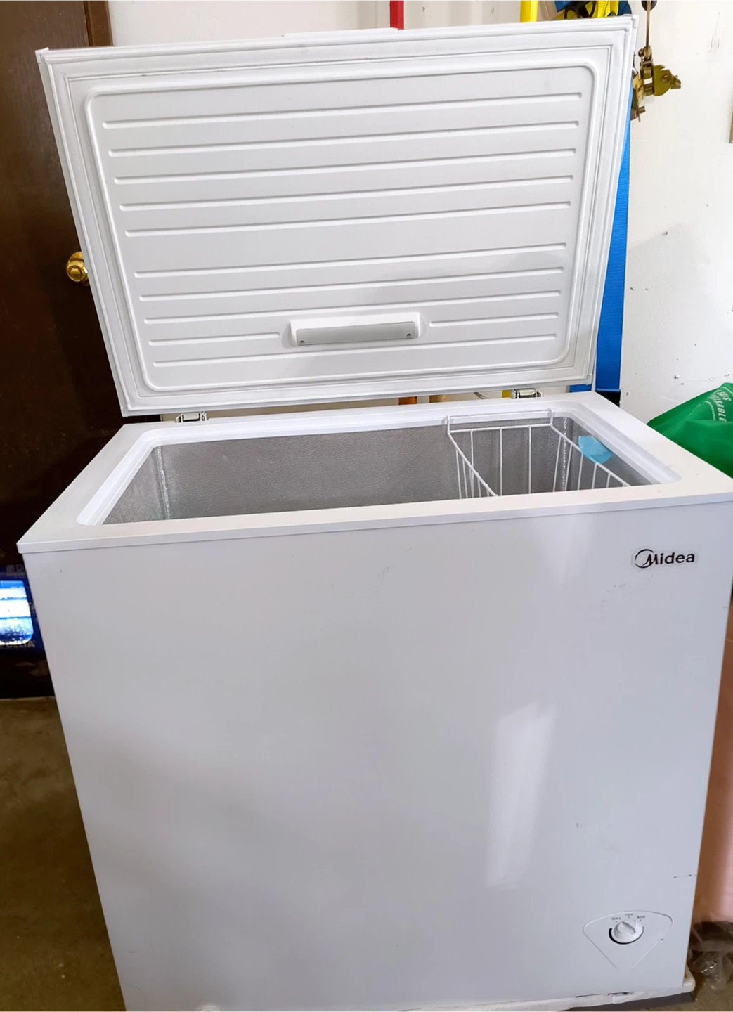 Midea Chest Freezer - photo 2