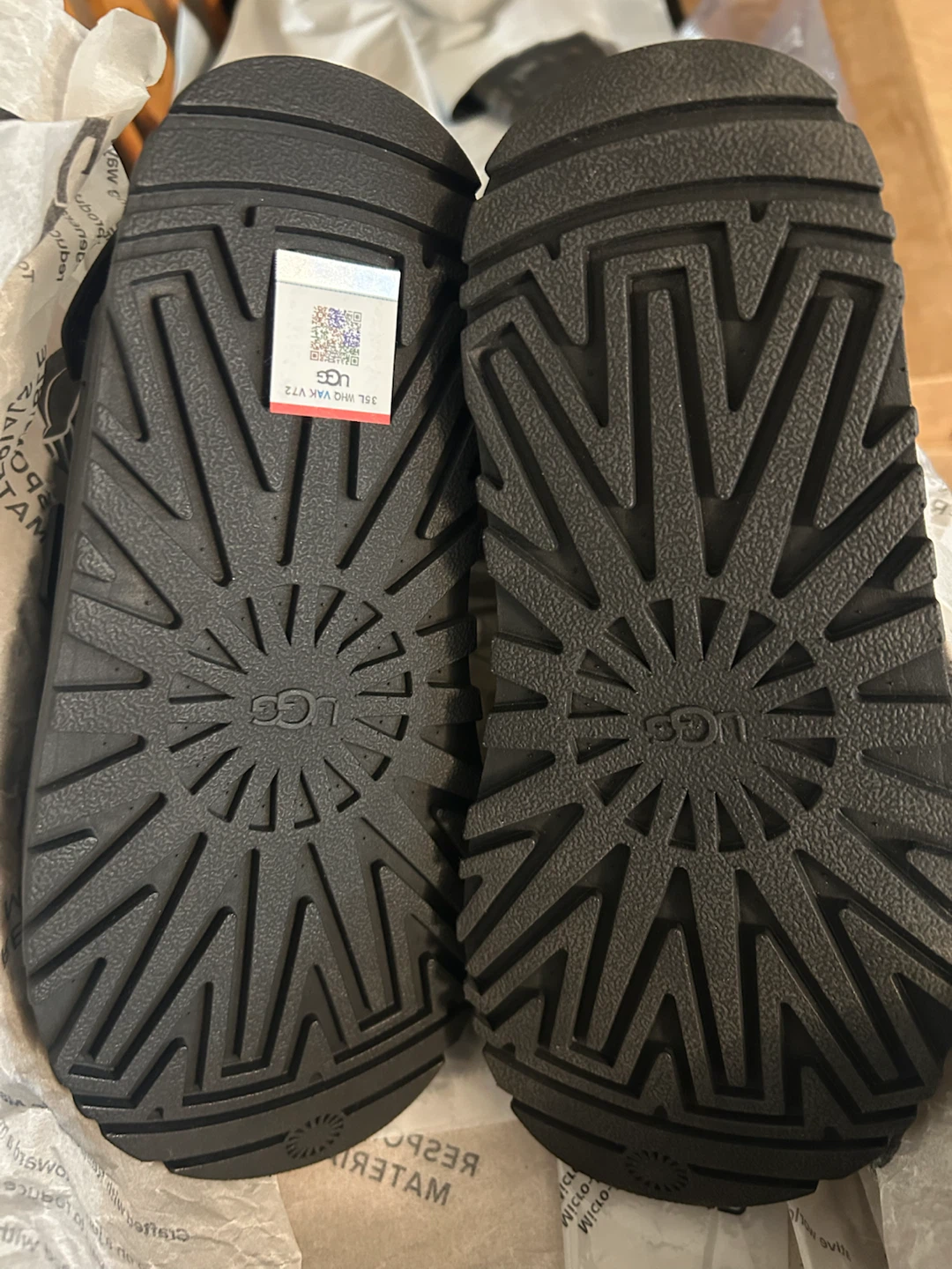 New) UGG GoldenGlow Sandals Black Size kids4(W5.5-6) - photo 2