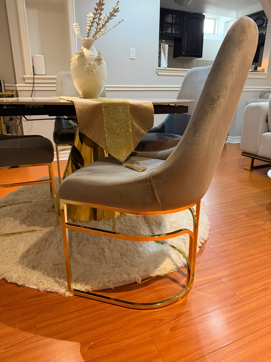 Round Dining Table with 4 Grey Chairs - photo 3