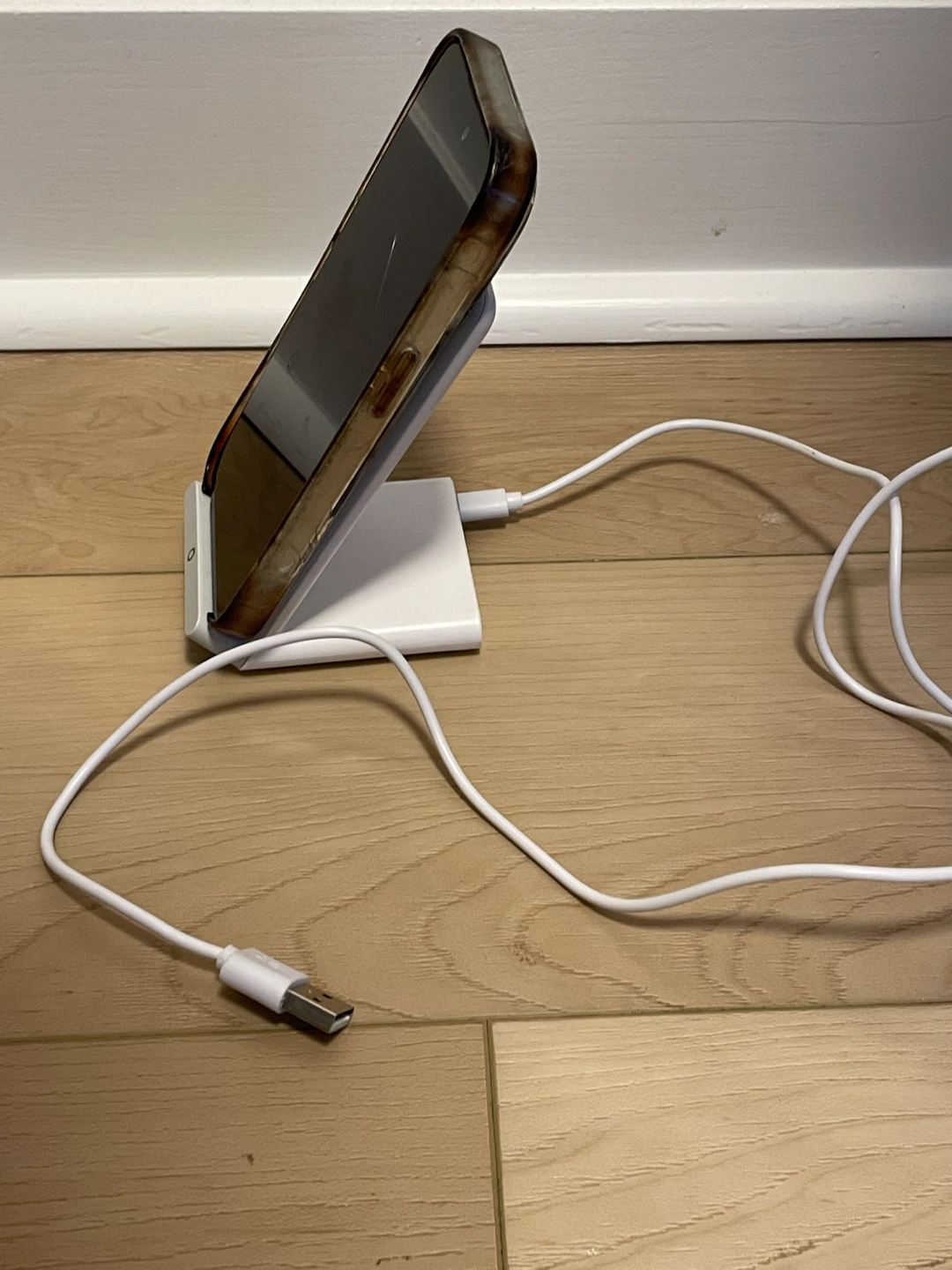 Wireless White Anker Charger - photo 4