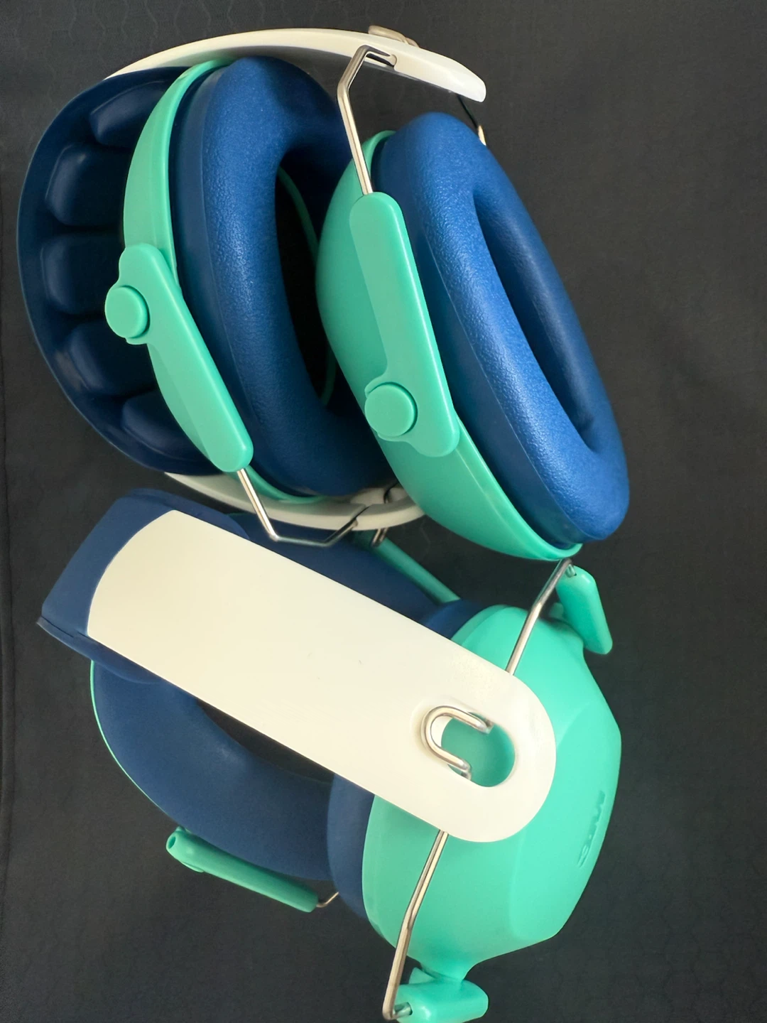 3M noise canceling headphones (brand new)- only 1