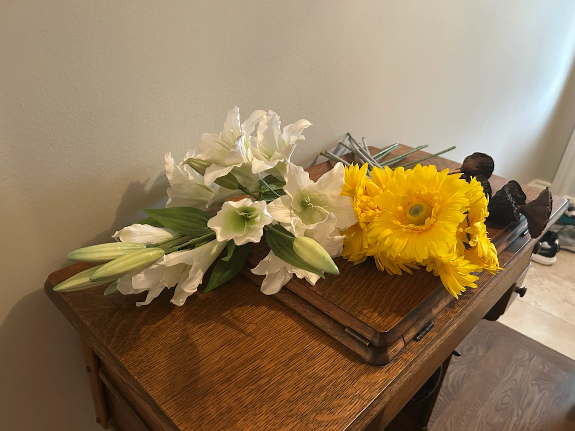 ARTIFICIAL FLOWER LOT (READ LISTING)