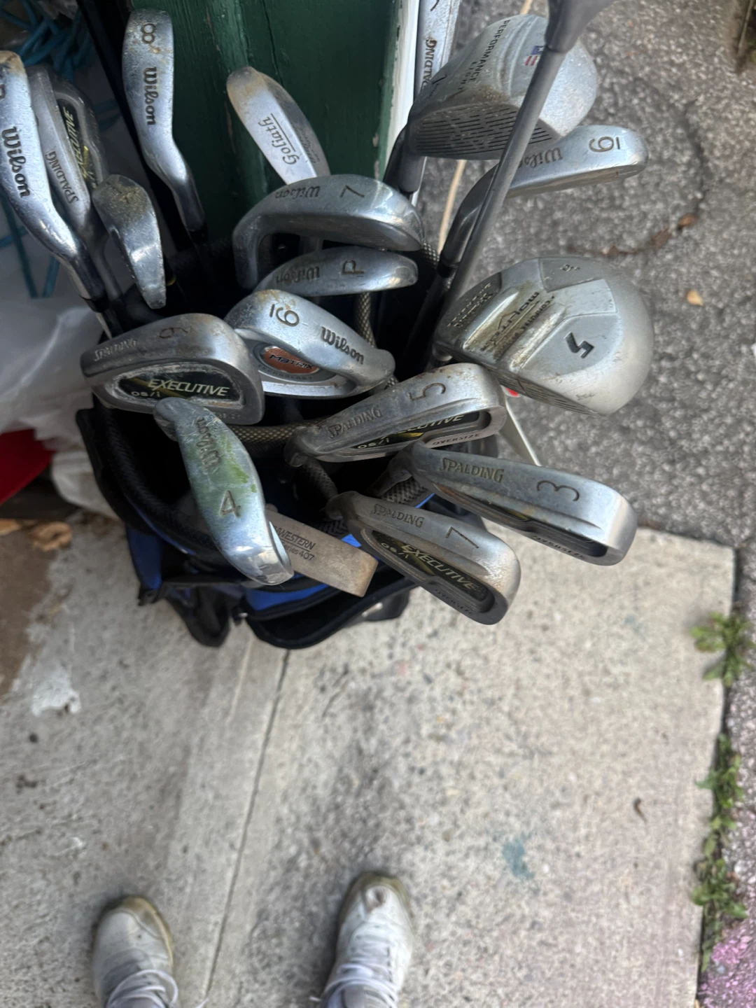 Wilson Golf Club Set with Bag with a few extra clubs - photo 2