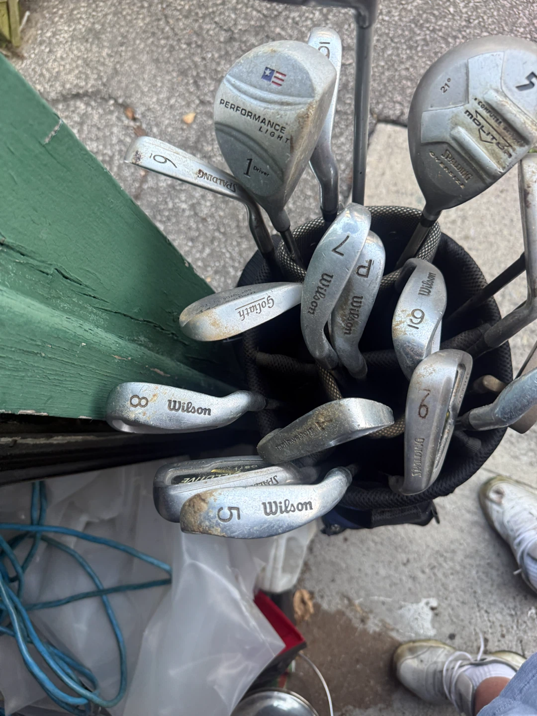 Wilson Golf Club Set with Bag with a few extra clubs - photo 3