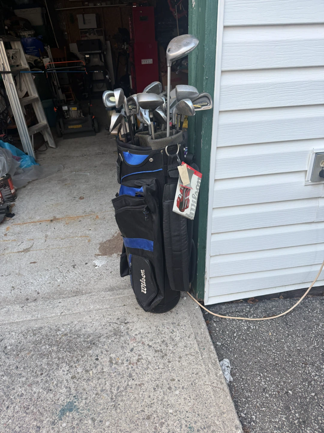 Wilson Golf Club Set with Bag with a few extra clubs - photo 5