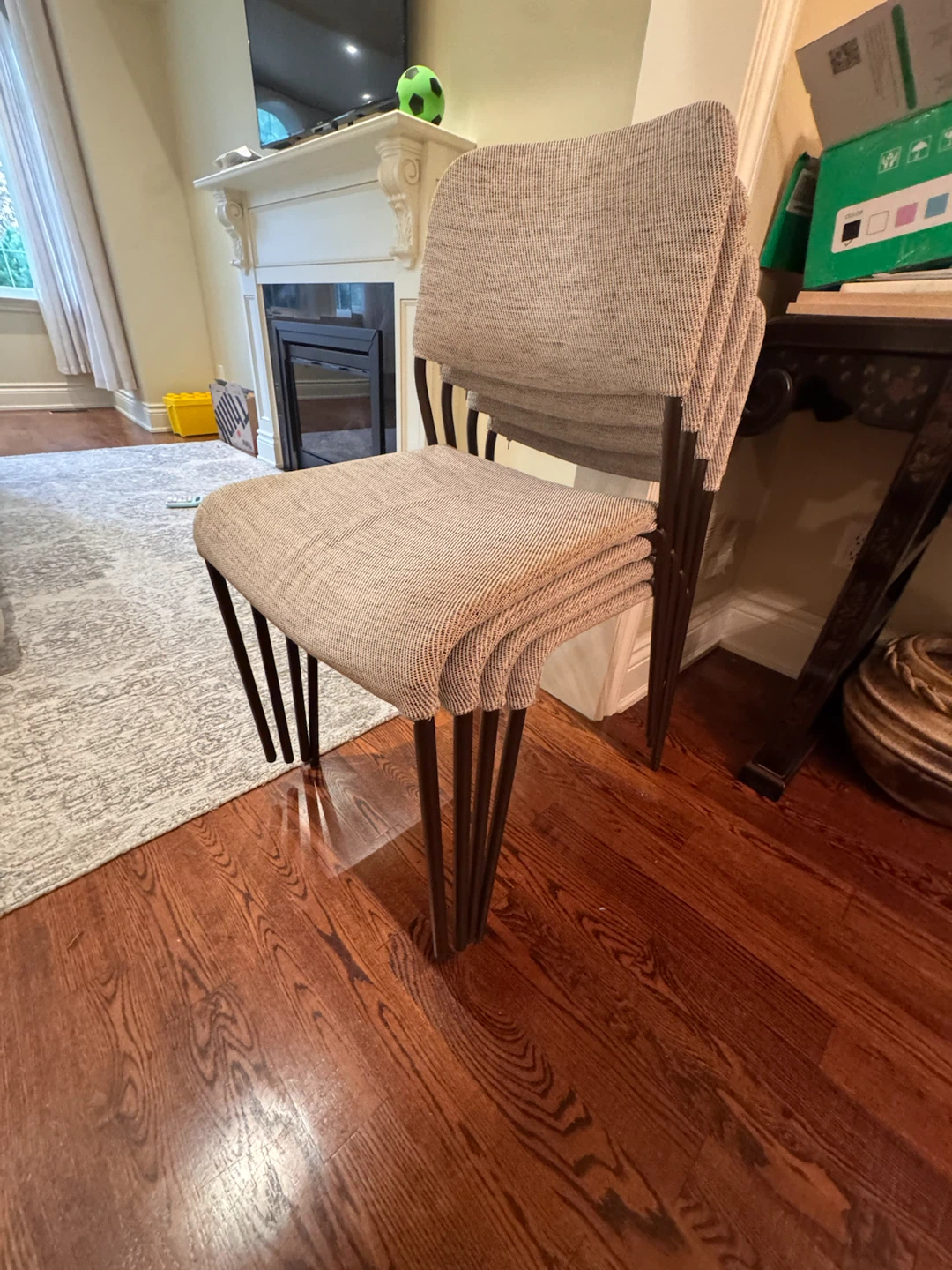 Ikea extendable dining table with 4 stackable chairs - photo 3