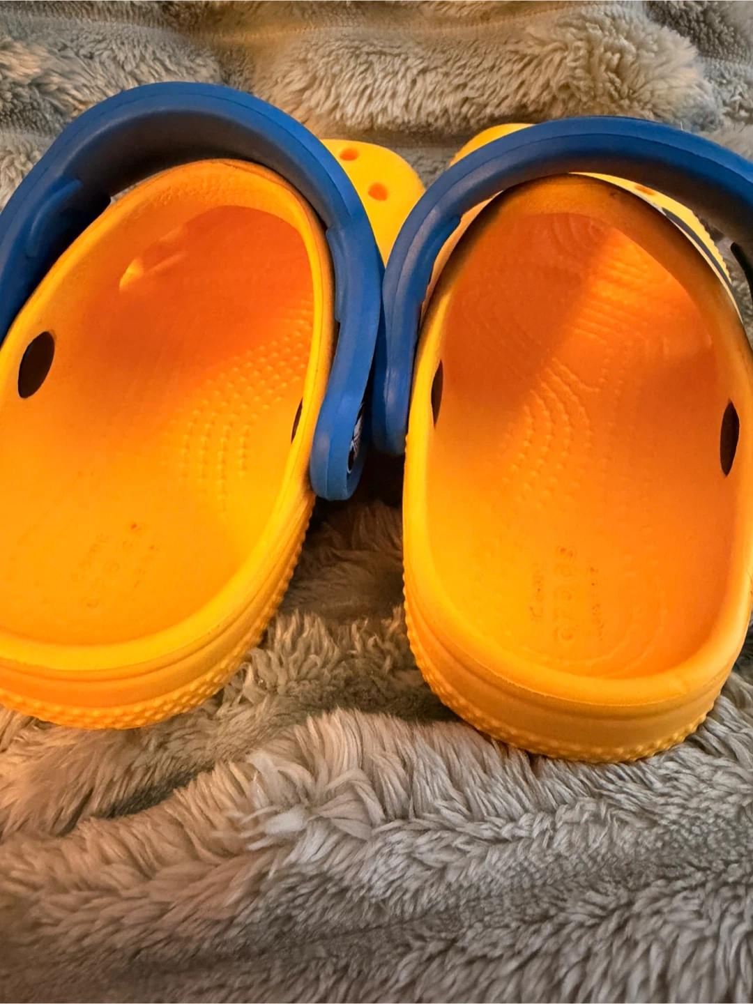 Crocs Minions Yellow Blue Clogs Kids Size 7 - photo 2