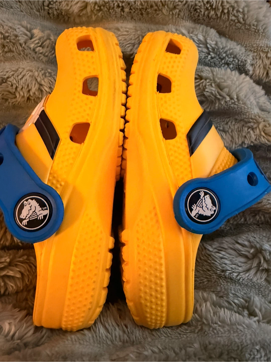 Crocs Minions Yellow Blue Clogs Kids Size 7 - photo 4