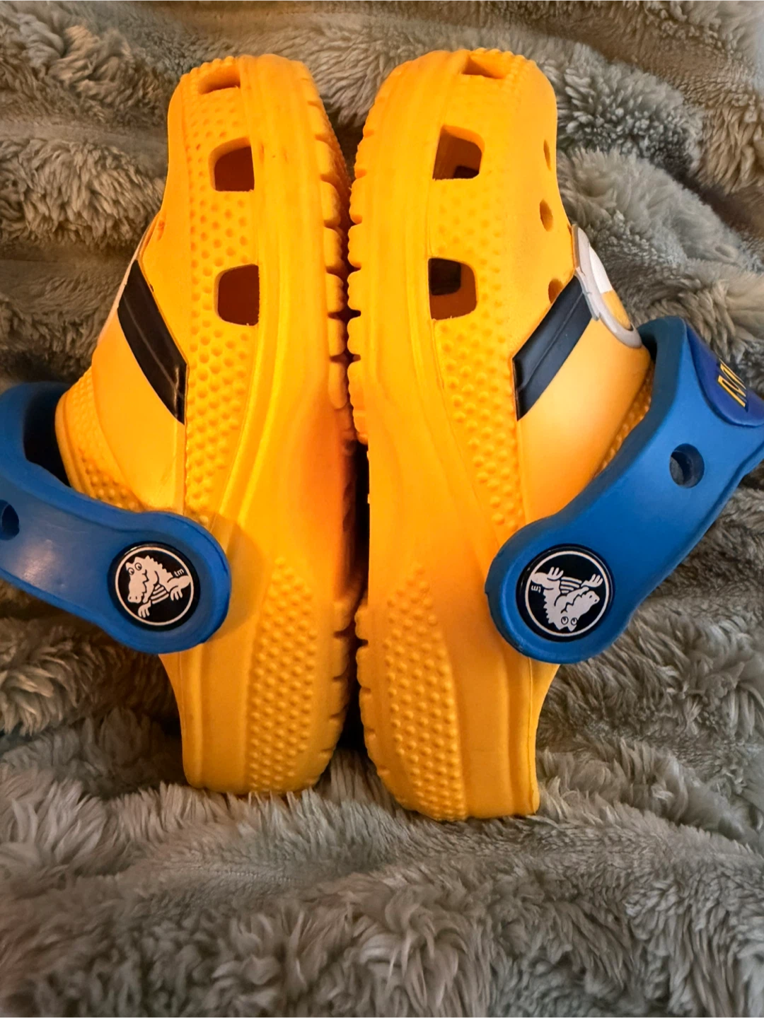 Crocs Minions Yellow Blue Clogs Kids Size 7 - photo 5