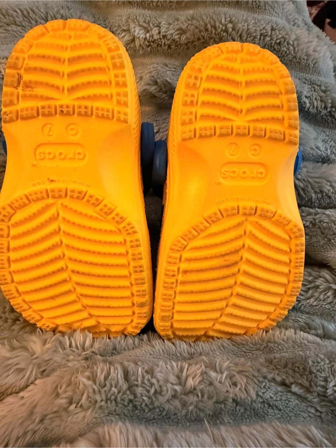 Crocs Minions Yellow Blue Clogs Kids Size 7 - photo 3