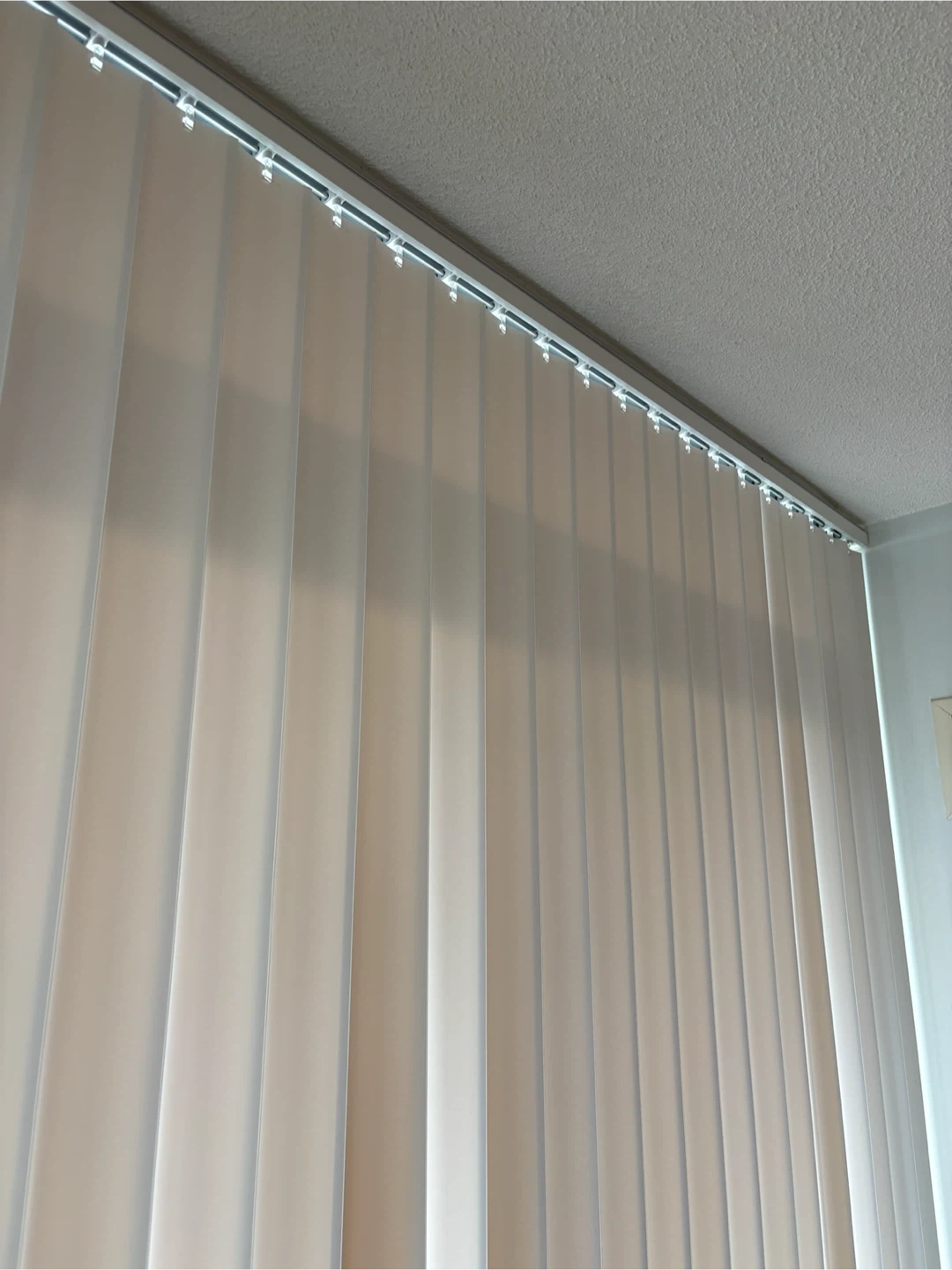 White Vertical Blinds (great condition) - photo 4