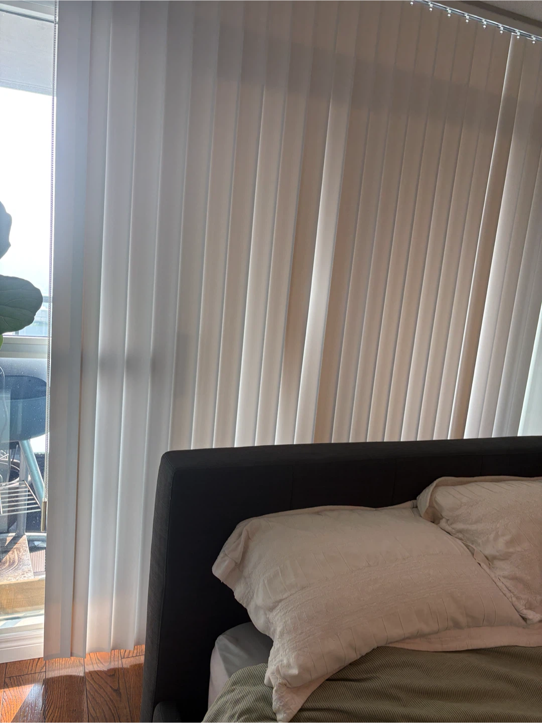 White Vertical Blinds (great condition) - photo 5