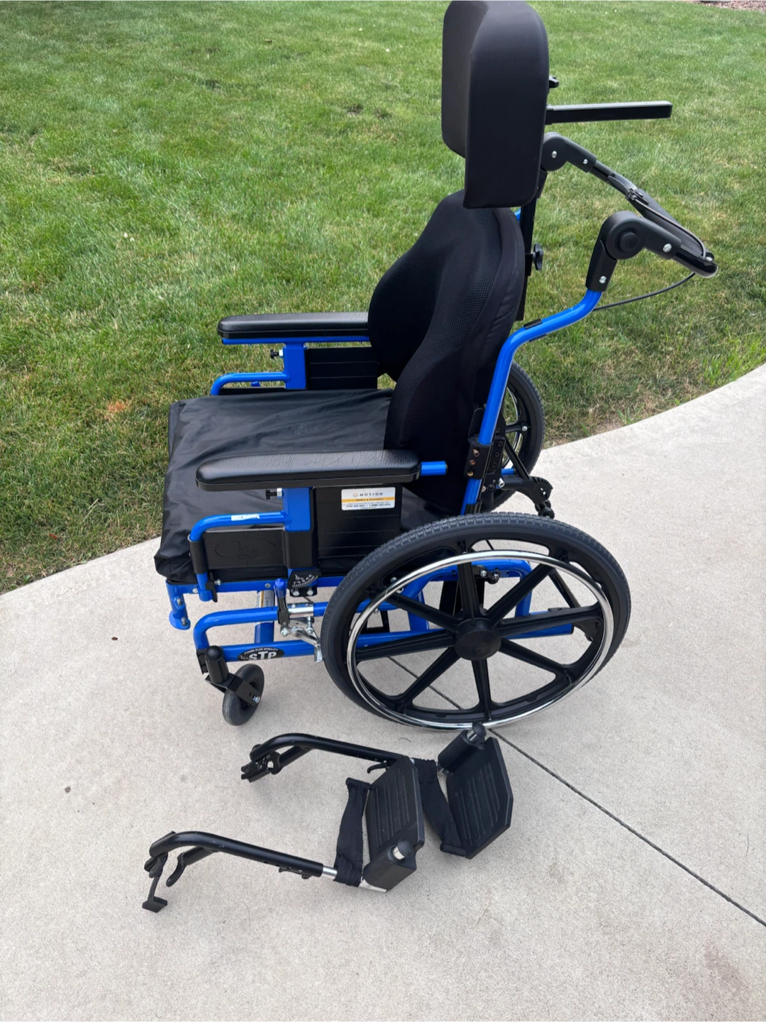 FUTURE Wheelchair with Headrest and Detachable Footrests