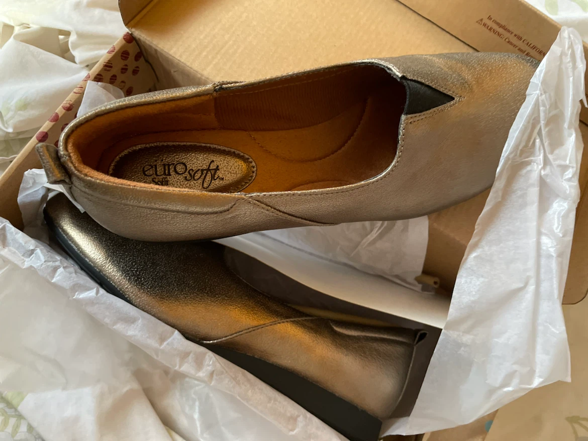 Beautiful Eurosoft Gold Slip-On Loafers - photo 2