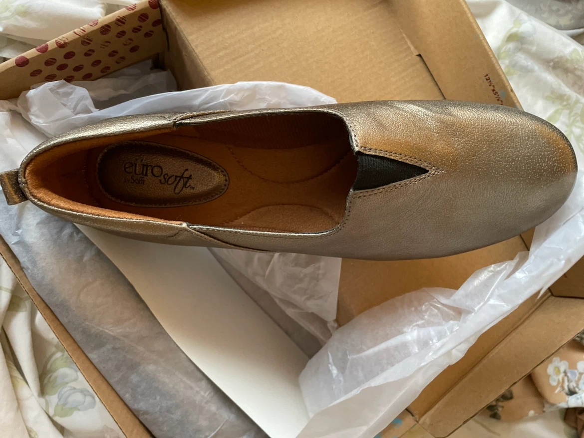 Beautiful Eurosoft Gold Slip-On Loafers - photo 4